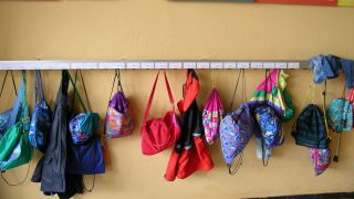 Kindergartentaschen, die an der Wand hngen