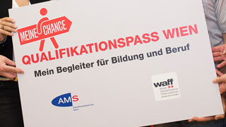 Mehrere Personen halten ein Schild mit der Aufschrift "Qualifikationspass Wien - Mein Begleiter fr Bildung und Beruf"