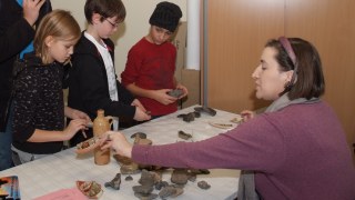 Keramikbestimmung mit Jugendlichen am Tag der Offenen Tr 2010