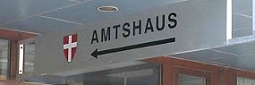 Schild mit der Aufschrift "Amtshaus"