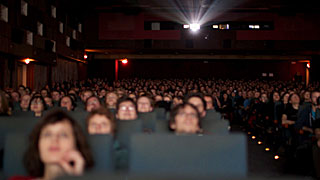 Gledatelji posmatraju kino-platno 