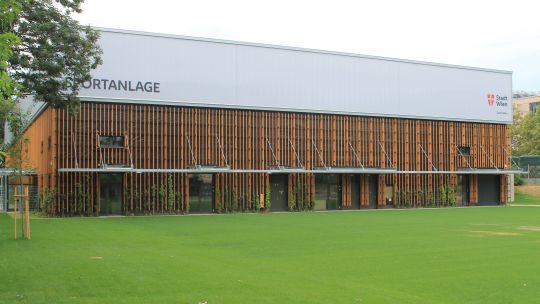 Sport und Fun Halle Leopoldstadt mit Fassade aus Holz