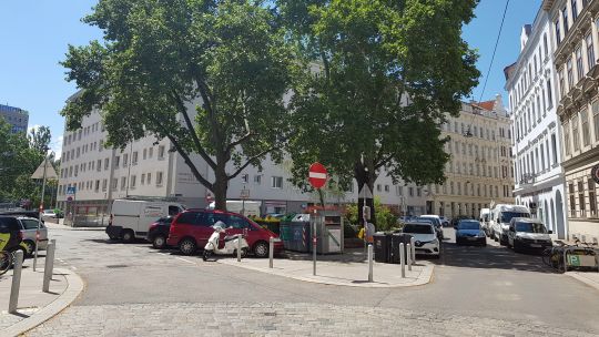 Czerninplatz mit Bäumen und parkenden Autos