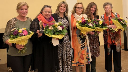 BVin Silvia Jankovic und 5 Frauen bei einer Preisverleihung