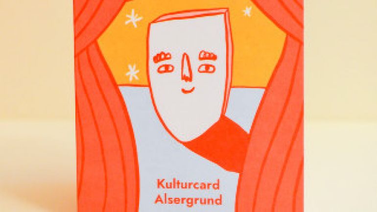 Zeichnung einer lächelnde Theatermaske unter einem orangen Theatervorhang