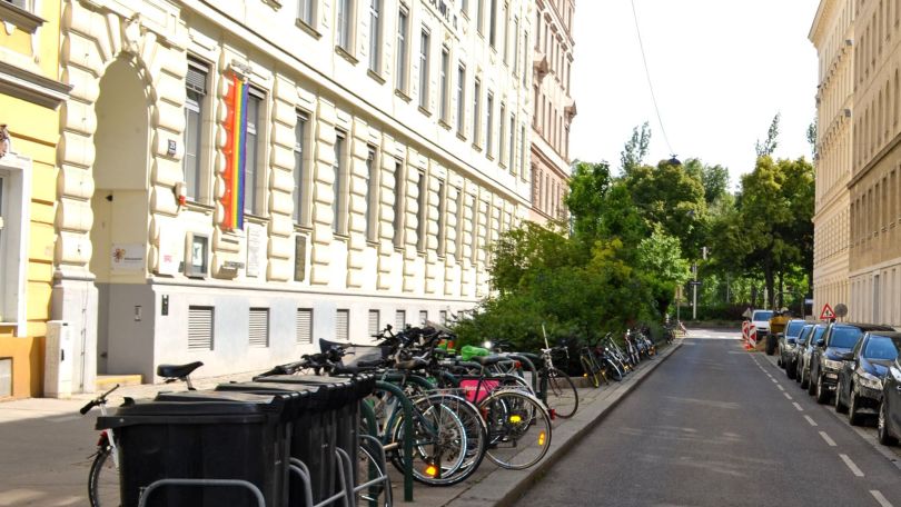 copyright: BV 9 Gasse mit vielen abgestellten Fahrädern auf der linken Seite und einer vollen Parkspur mit Autos auf der rechten Seite