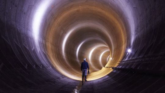 Unterirdischer Tunnel mit lila Licht