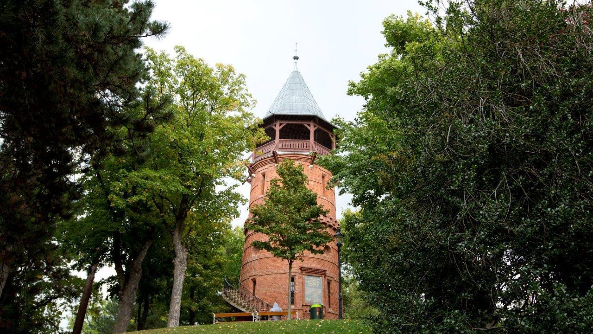 copyright: Wiener Stadtgärten / Felicitas Matern Turm aus Ziegeln in einem Park