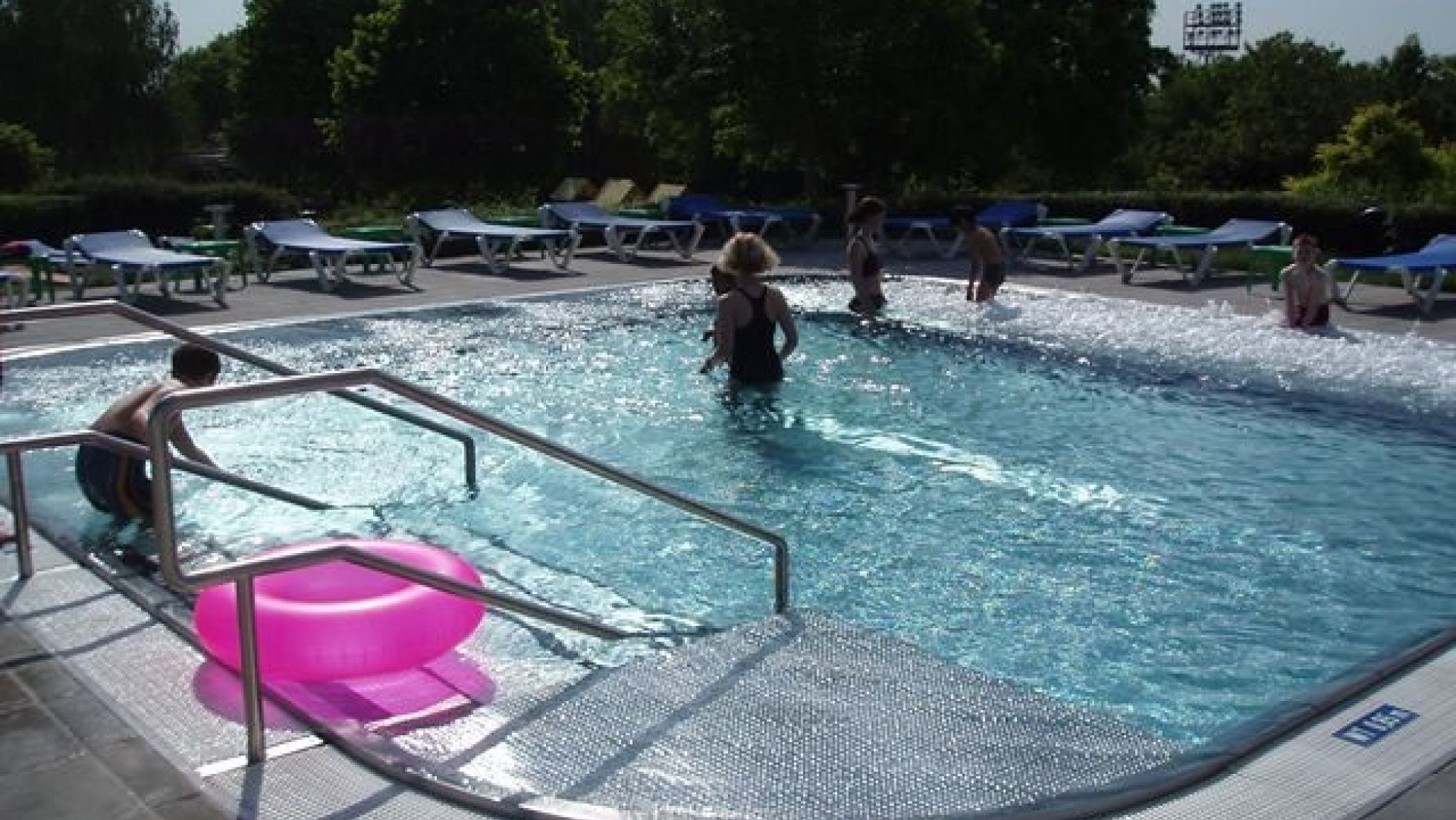 copyright: Wiener Bäder (MA 44) Warmbecken Sommerbad Döbling