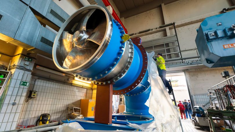 copyright: Wien Kanal/Manuel Grafenauer Riesige Pumpe aus Stahl mit blauer Lackierung und Turbine in einem verfliesten Raum.