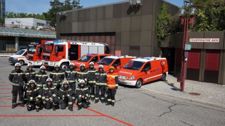 copyright: MA 68 Mitarbeiter und Fahrzeuge vor der Feuerwache AKH