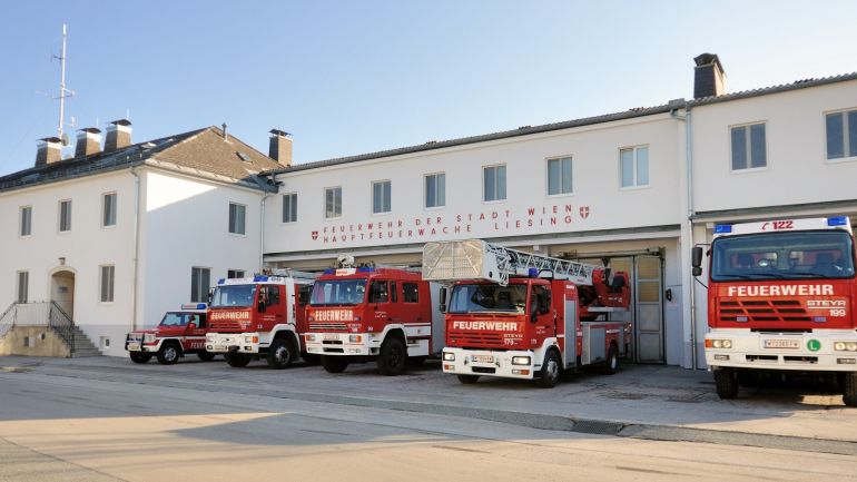 copyright: MA 68 Vier unterschiedliche Feuerwehr-Lkw und ein Pkw parken vor der eingeschossigen Wache