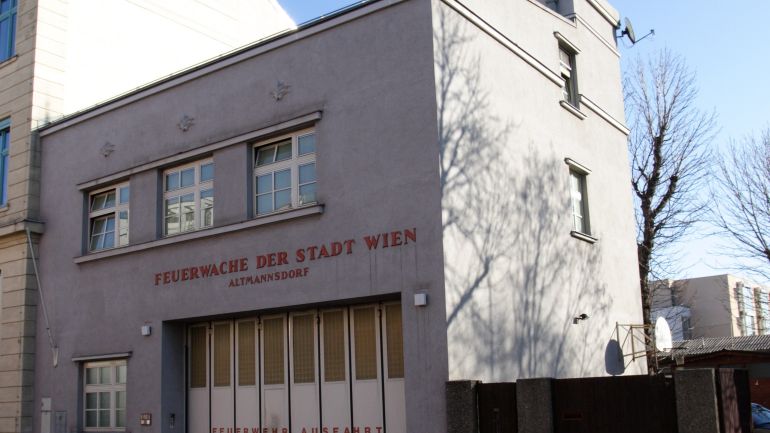 copyright: MA 68 Halbseitlicher Blick auf die einstöckige Wache mit einem großen Tor, rechts neben der Wache eine Mauer mit Zaun