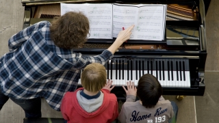 Klavierspielende Kinder