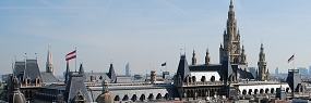 Blick auf Rathaus, im Hintergrund die Wiener Skyline