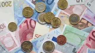 Ein Bild von einigen Eurobanknoten und verschiedenen Euromnzen.