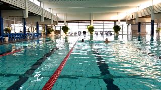 Schwimmbecken mit Bahnenschwimmen im Hallenbad Dbling