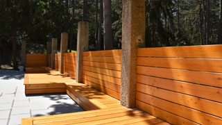 Zaun aus Holz mit angrenzenden Sitz- und Liegemglichkeiten