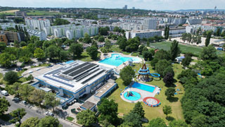 Luftaufnahme vom Simmeringer Bad: Schwimmhalle, 3 Auenbecken und groer Kinderspielplatz