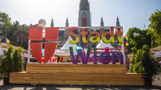 "Stadt Wien"-Schriftzug in Regenbogenfarben vor dem Rathaus
