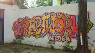 Streetwork Graffiti in einem Innenhof