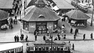 Historisches Schwarz-Wei-Foto: Luftaufnahme von einem Markgebiet mit Pavillons