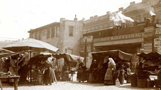Historisches Foto in Sepia: Marktstnde mit StandlerInnen und Kundschaft