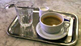 Silbertablett mit Kaffe, Milchknnechen und Wasserglas