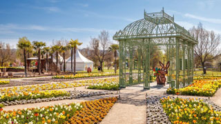 Blumen, ein Pavillon und Osterhase