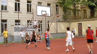 Jugendliche beim Basketballspielen in der Jugendsportanlage Buchfeldgasse