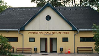 Blick auf das Garderobengebude der Jugendsportanlage am Johann-Hoffmann-Platz