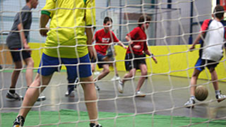 Fuballspieler in der Sport- und Fun-Halle Dusika
