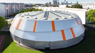 Oktagon-frmige, moderne Sporthalle aus der Vogelperspektive