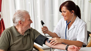 rztin misst bei einem lteren Patienten den Blutdruck