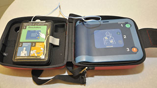 Koffer mit Defibrillator