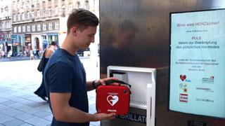 Ersthelfer Niklas Palt mit dem Laien-Defibrillator