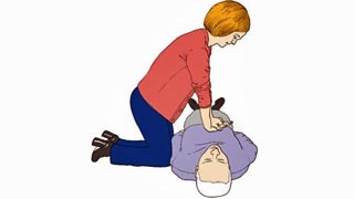 Frau bt bei einer liegenden Person eine Herzdruckmassage aus