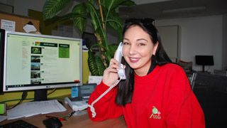 Mitarbeiterin des Marktamtes bei einem Telefonat