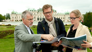 Von links: ExpertInnenteam fr das Wiener Welterbe vor dem Schloss Belvedere: Tamas Fejerdy (ICOMOS), Rudolf Zunke (Stadtbaudirektion), Patricia Alberth (UNESCO)