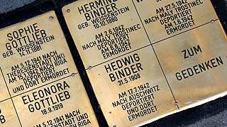 Gedenktafel in Bronze mit den Namen von Opfern des Holocaust