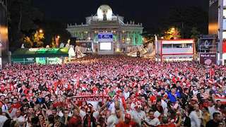Jubelnde Fans bei Nacht auf der Wiener Fan Zone