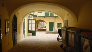 Gewlbe und Innenhof des restaurierten Objektes in der Penzinger Strae 25