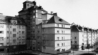Historische Fotoaufnahme eines Wiener Gemeindebaus