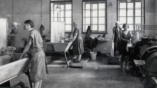 Historisches Foto zeigt mehrere in einem Betrieb arbeitende Frauen