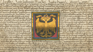 Mittelalterliche Urkunde mit goldenem Doppeladler