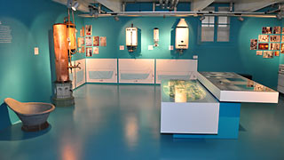 Blue exhibition room with sitz bath.