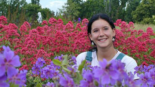 Grtnerin im blhenden Blumenfeld