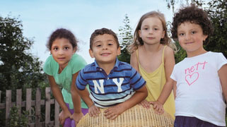 Gruppenfoto mit vier Kindern