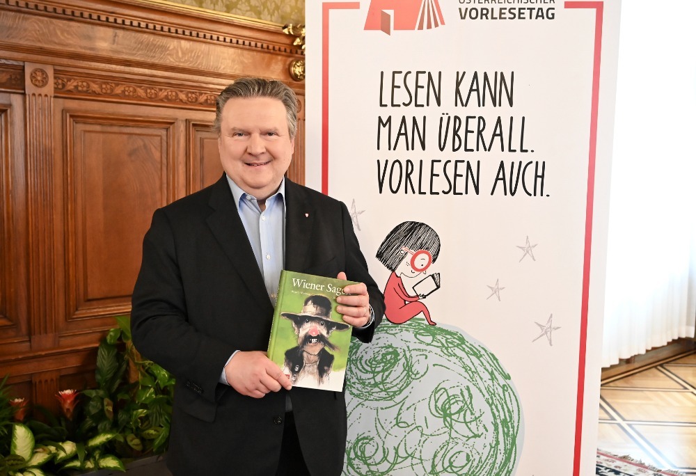 Bürgermeister Ludwig mit dem Buch „Wiener Sagen“