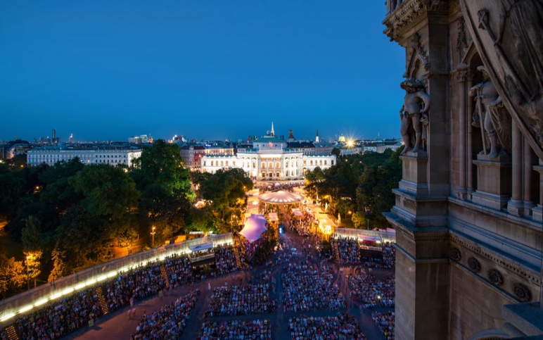 Blick vom Wiener Rathaus über den Rathausplatz zum Burgtheater bei Nacht während einer Großveranstaltung